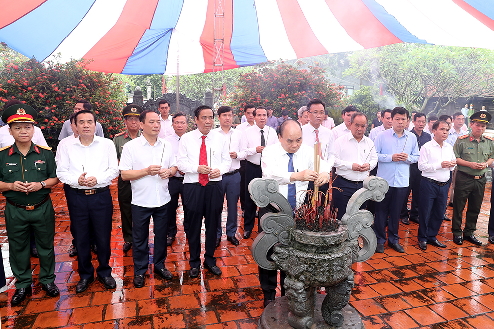 Chủ tịch nước Nguyễn Xuân Phúc dâng hoa tại Tượng đài Tổng Bí thư Nguyễn Văn Linh, dâng hương tại Nhà thờ bà Hoàng Thị Loan